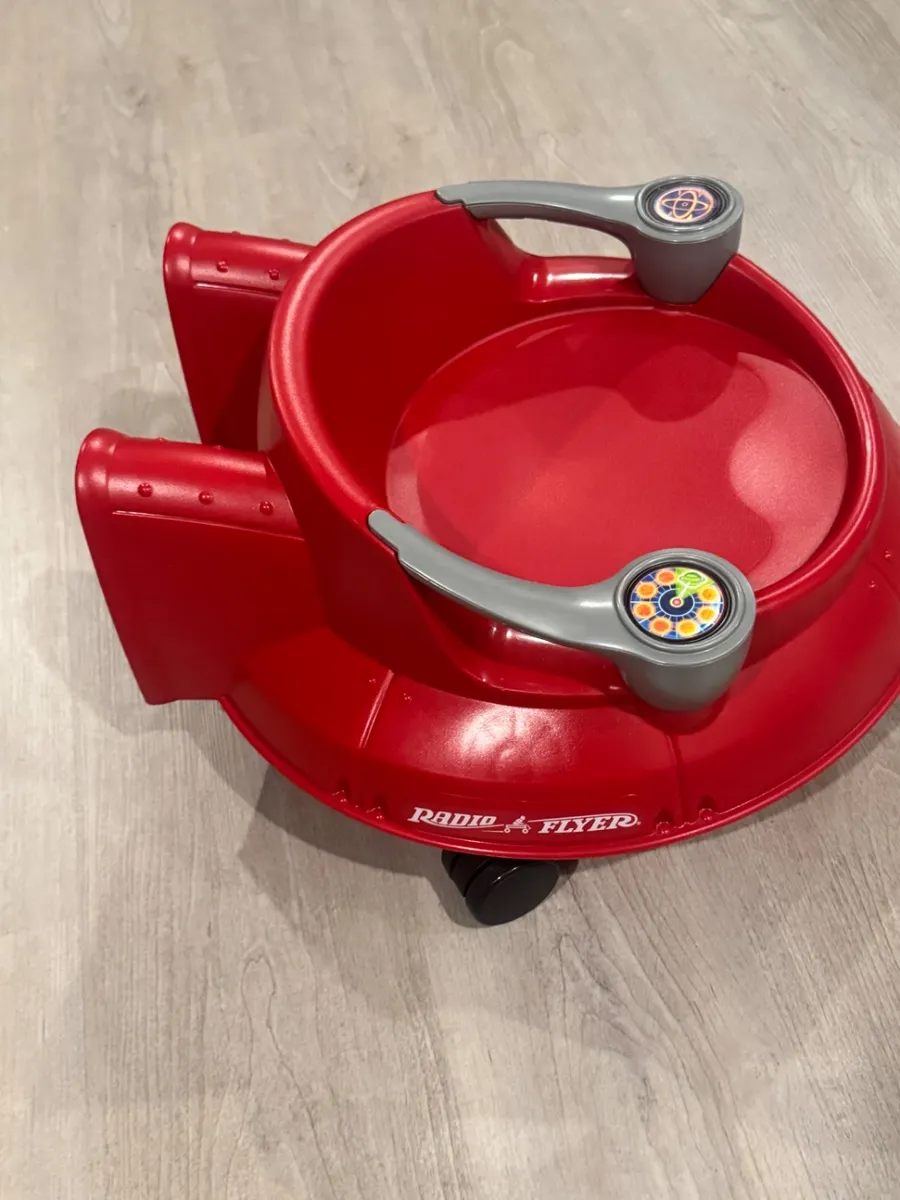 Hello Kitty Scoot Racer 와 Radio Flyer Spin 'N Saucer Spaceship Toddler Ride On Toy